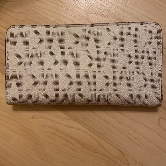 Michael Kors Wallet - Picture 2 of 6